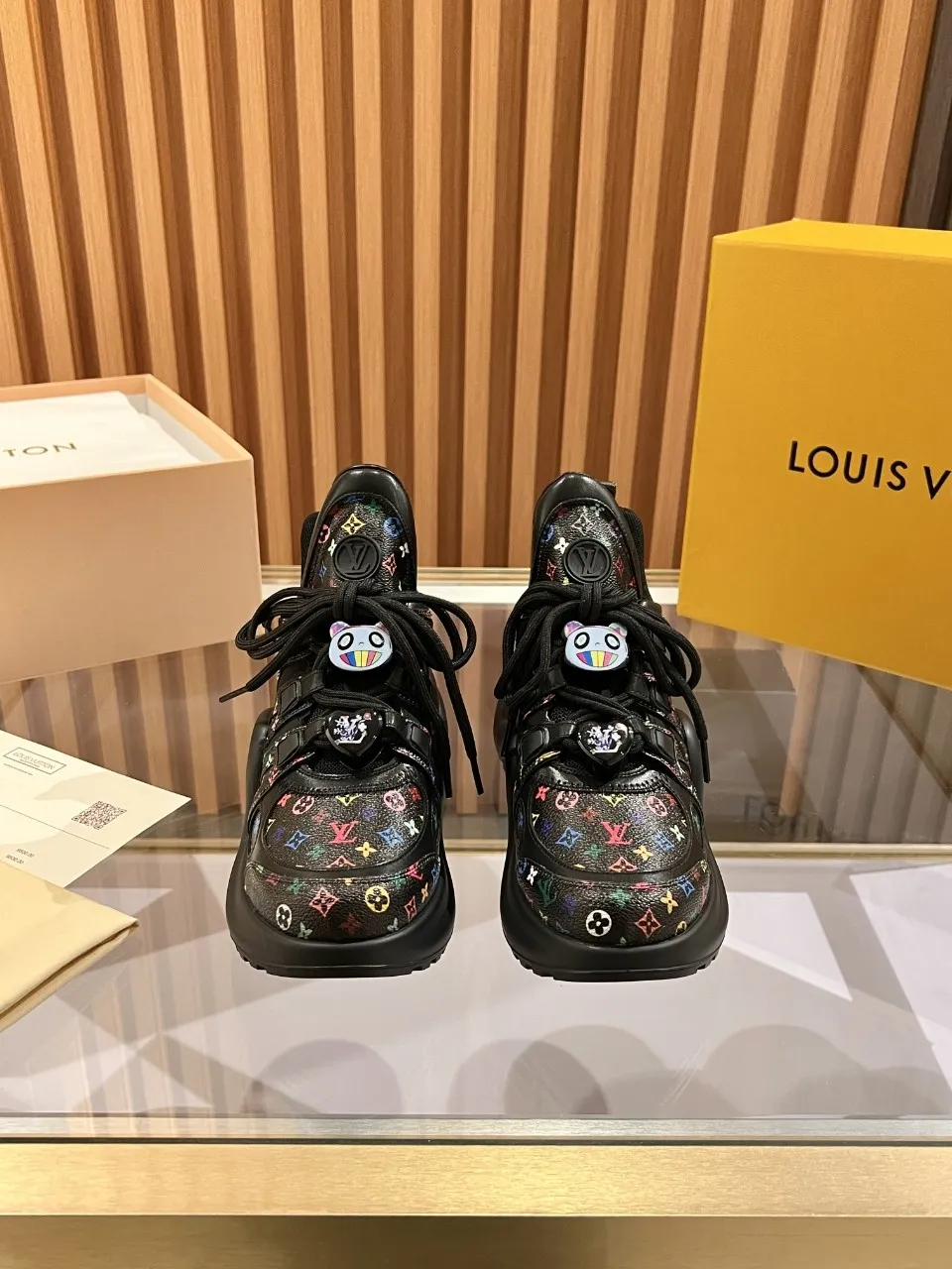 👟👟Ex-factory price 720👟👟 This three-color LV is different. 2025 new Murakami Takashi co-branded black three-color LV fancy button model Archlight donkey brand hardware casual sports dad shoes with an increased heel height of about 5.5cm, 35-41 white letter buckle